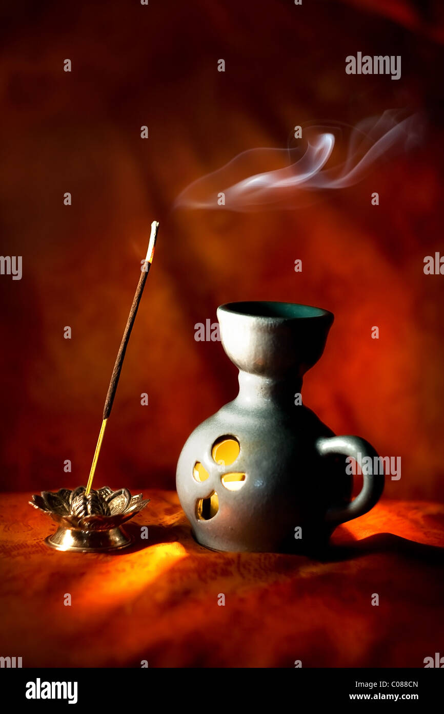 Arôme indien lampe avec bâton d'encens et de fumée Banque D'Images