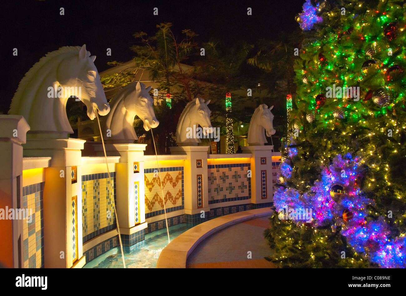 Arbre de Noël et l'éclairage et les décorations dans le village de Gulfstream Park à Hallandale, Floride, USA Banque D'Images