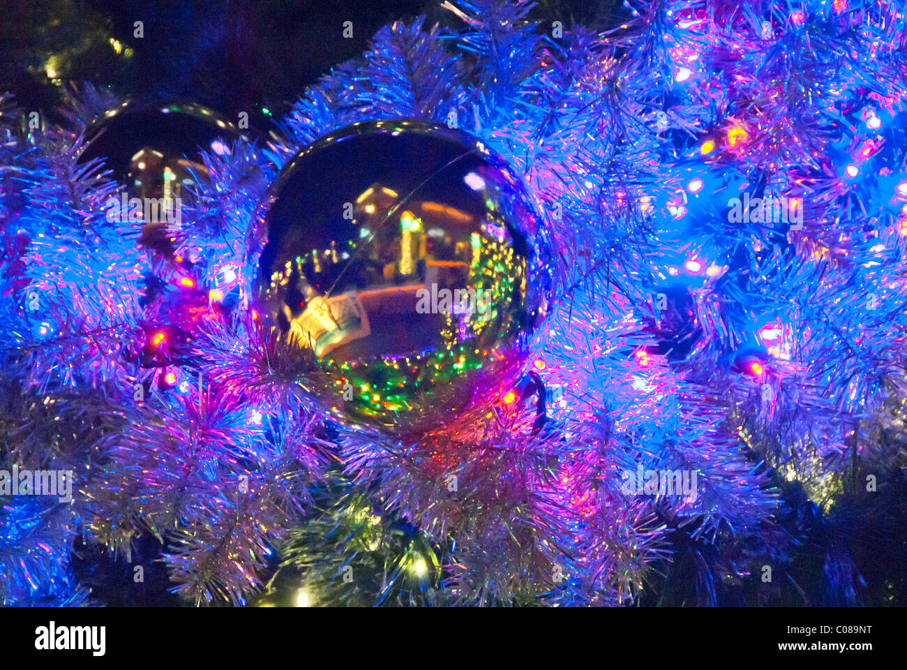 Close-up of Christmas Tree et l'éclairage et les décorations dans le village de Gulfstream Park à Hallandale, Floride, USA Banque D'Images