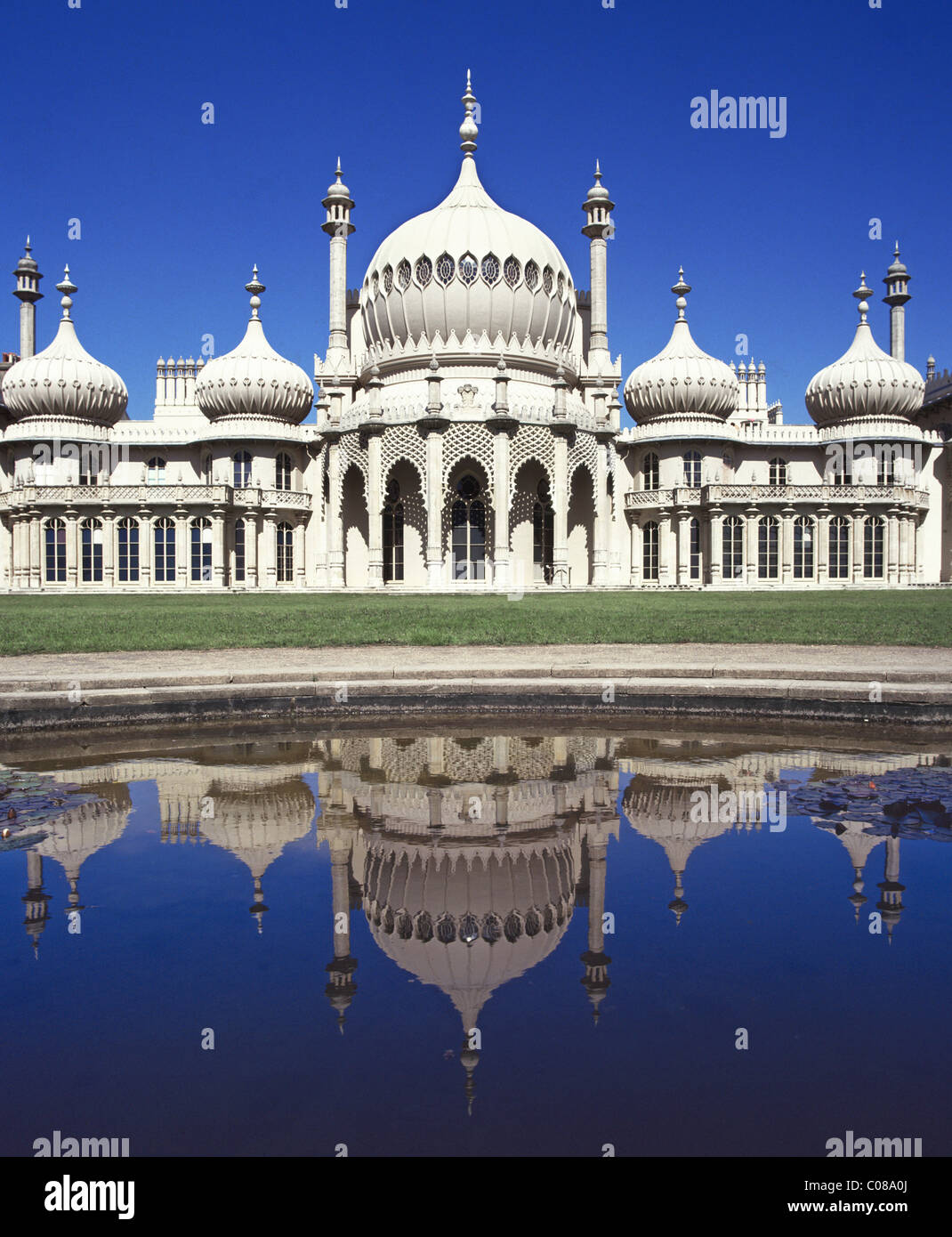 Façade du Pavillon Brighton ou de l'ancien palais royal dômes et minarets ajoutés par John Nash et reflétés dans l'eau East Sussex England UK Banque D'Images