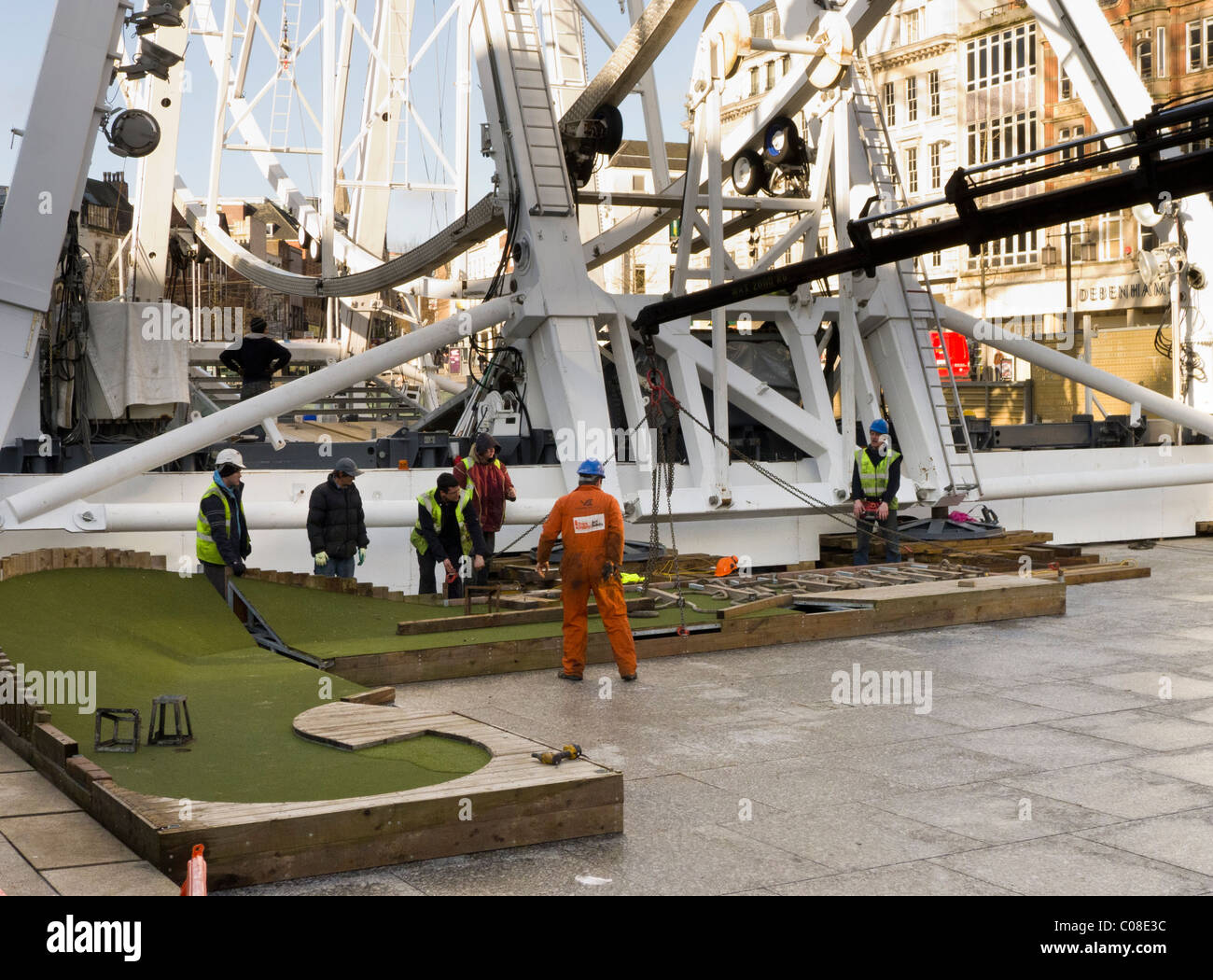 Ouvriers travailler avec une grue et camion pour préparer Nottingham Place du marché pour le fun fair à l'école mi-février 2011 Banque D'Images