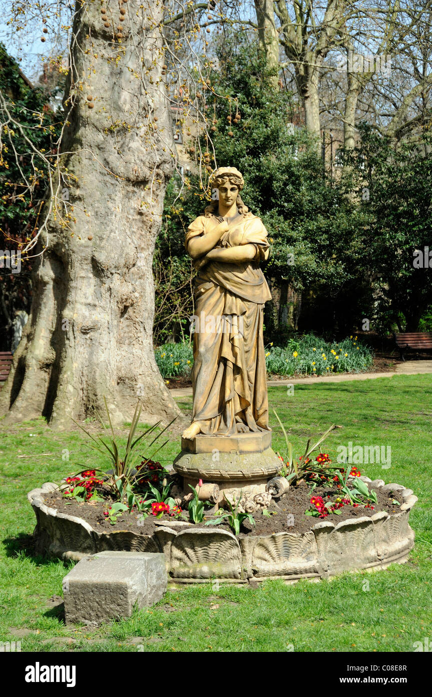 Statue de l'Euterpe Muse de la musique instrumentale, une figure en terre cuite à St George's Gardens Londres Camden Bloomsbury England UK Banque D'Images