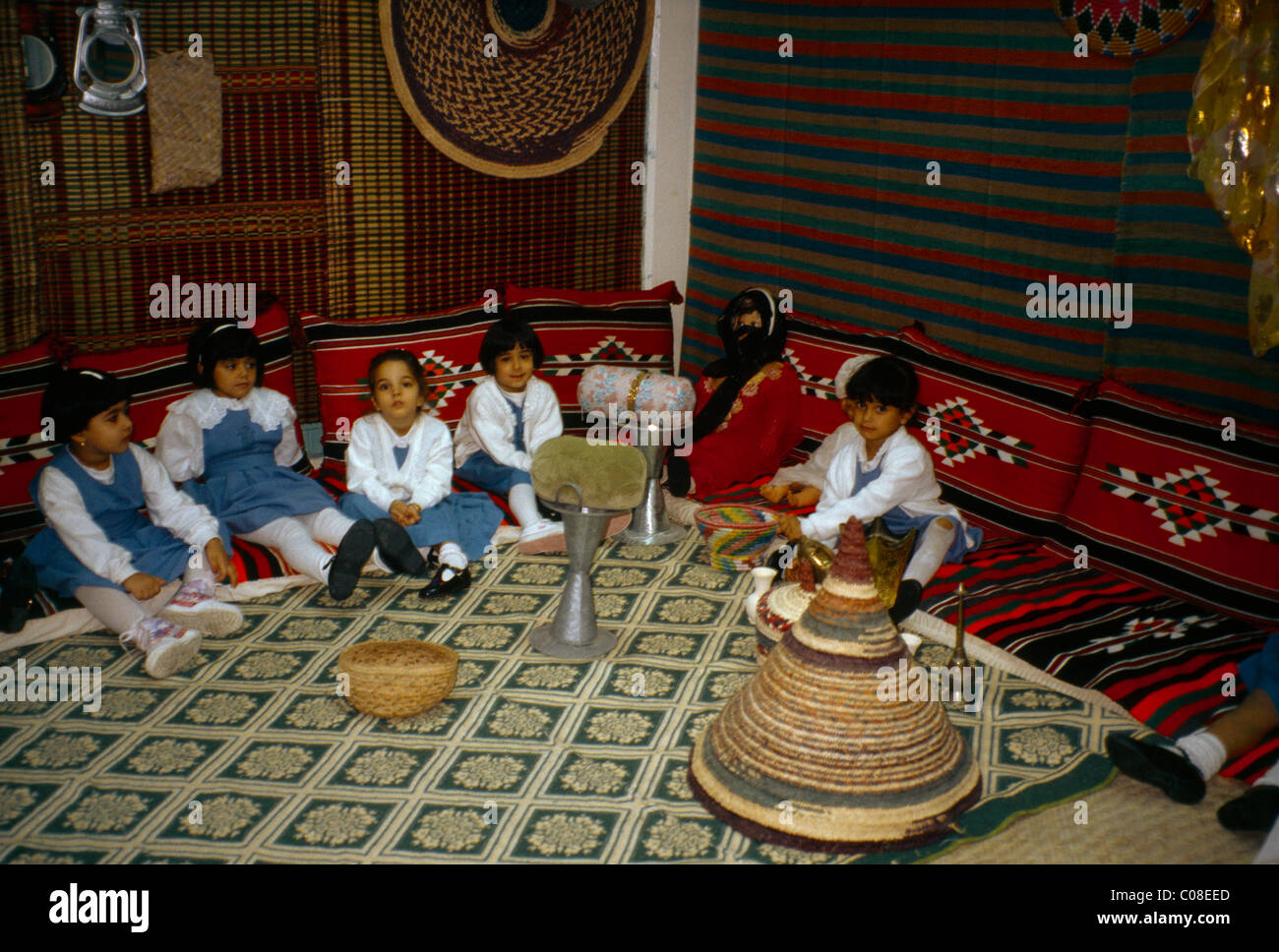 Abu Dhabi ÉMIRATS ARABES UNIS Les enfants de l'école primaire dans une