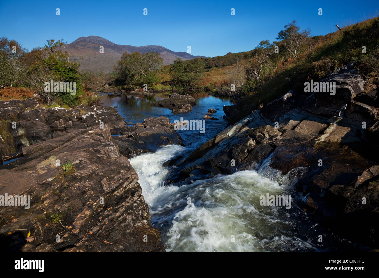 Ruisseau de montagne dans la vallée noire, le Parc National de Killarney, comté de Kerry, Irlande Banque D'Images