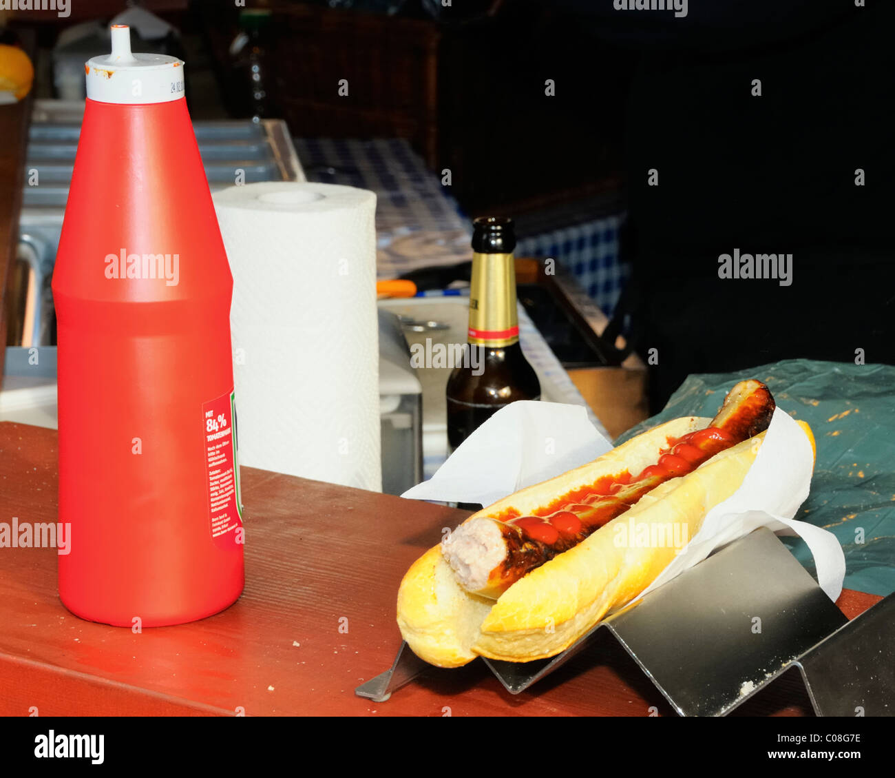 Spécialité locale hot-Dog saucisse à vendre au Marché de Noël, Rheinfelden, Baden-Wurttemberg, Allemagne Banque D'Images