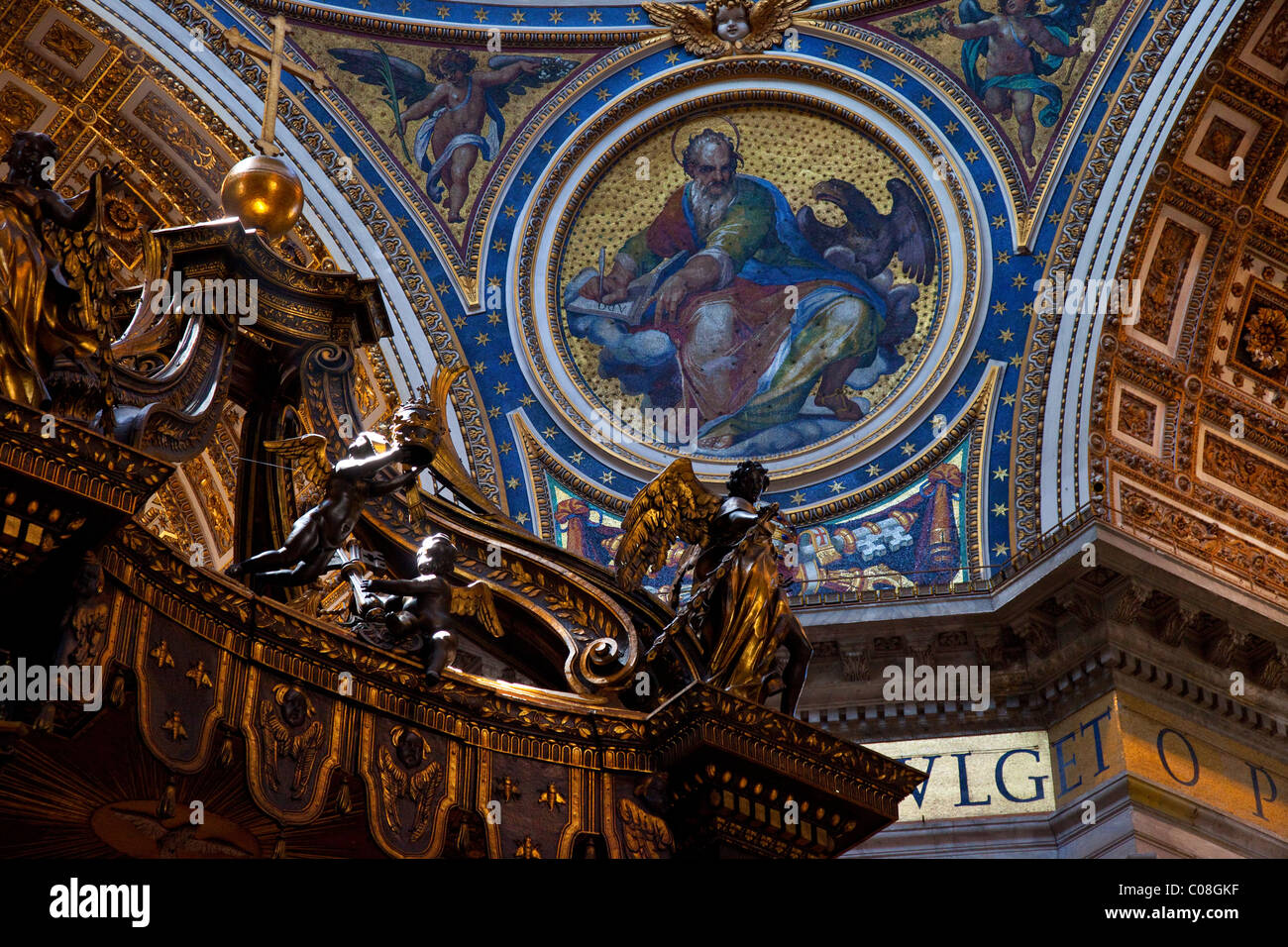 Détails orné en haut de l'autel et le plafond de la Basilique St Pierre, Vatican Rome Lazio Italie Banque D'Images