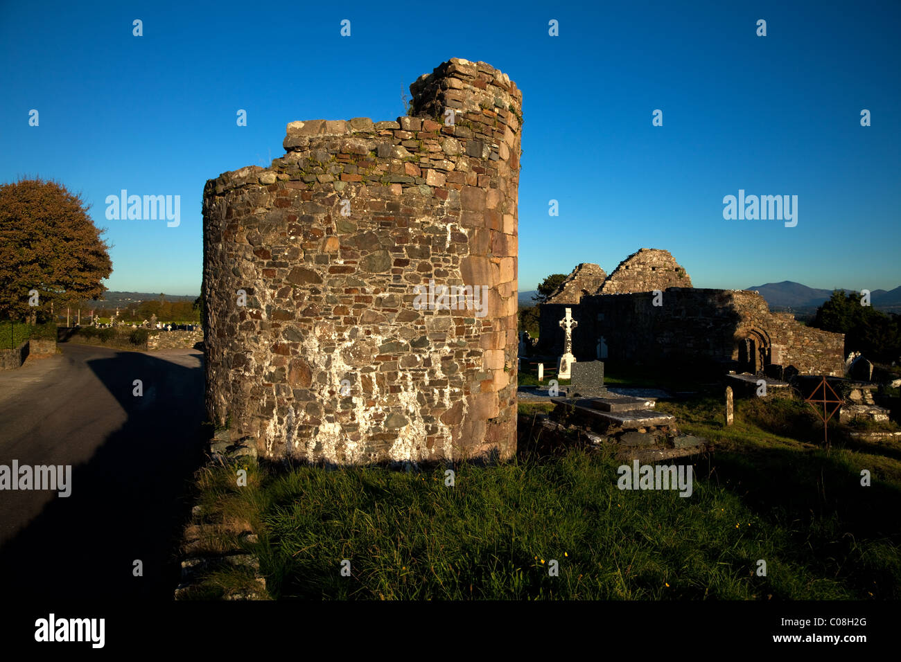 Tour Ronde du 12ème siècle dans "la grande église de Achadh Da Eo' construit 1158, Hill d'Aghadoe, le Parc National de Killarney, comté de Kerry, Irlande Banque D'Images