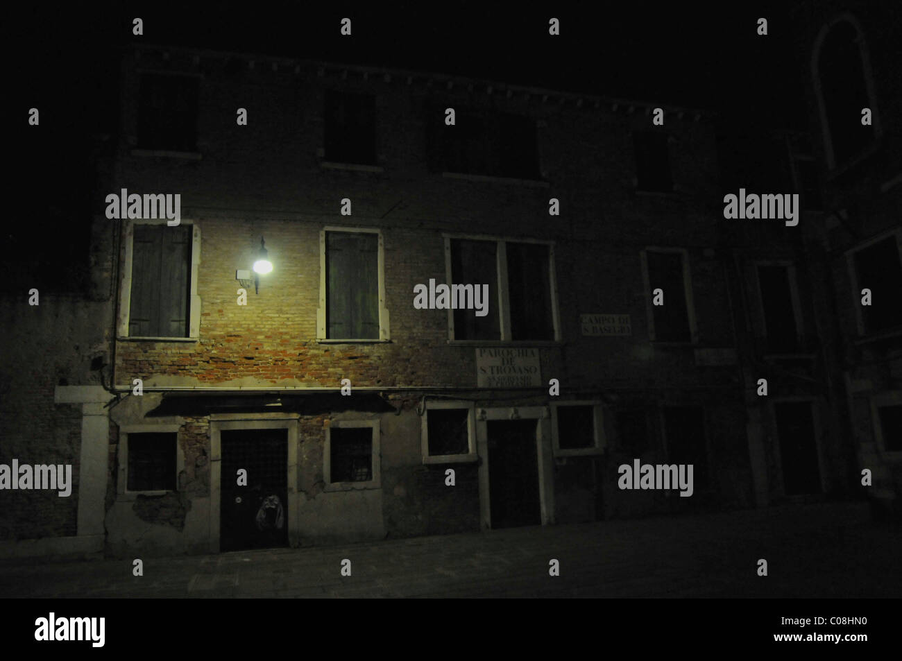 Rues vénitiennes dans la nuit éclairée par des lampadaires Banque D'Images