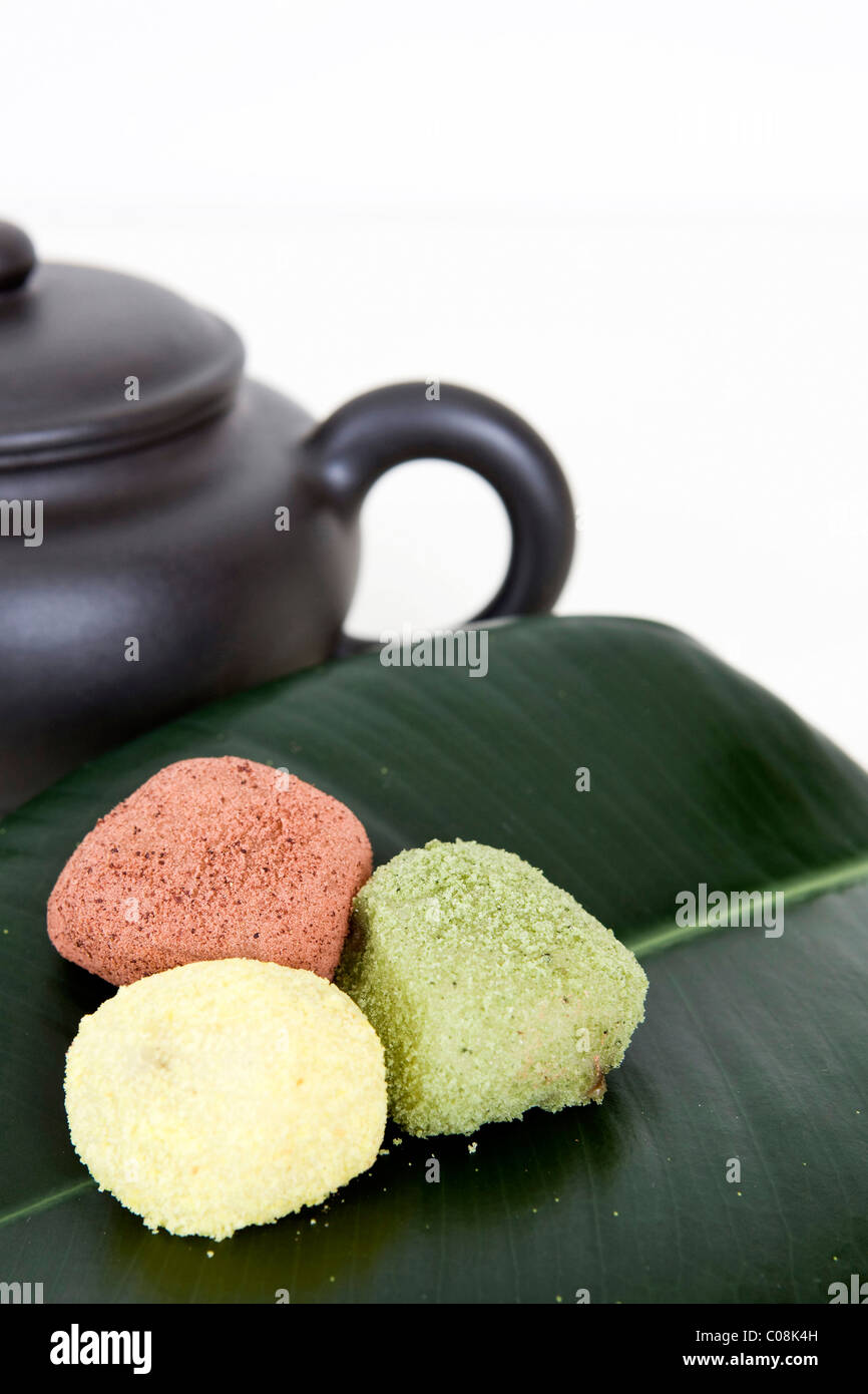 Gateau De Riz Traditionnel Coreen Sur Une Feuille Avec Un Verre D Eau Photo Stock Alamy Gateau De Riz Traditionnel Coreen Sur Une Feuille Avec Un Verre D Eau Photo Stock Alamy