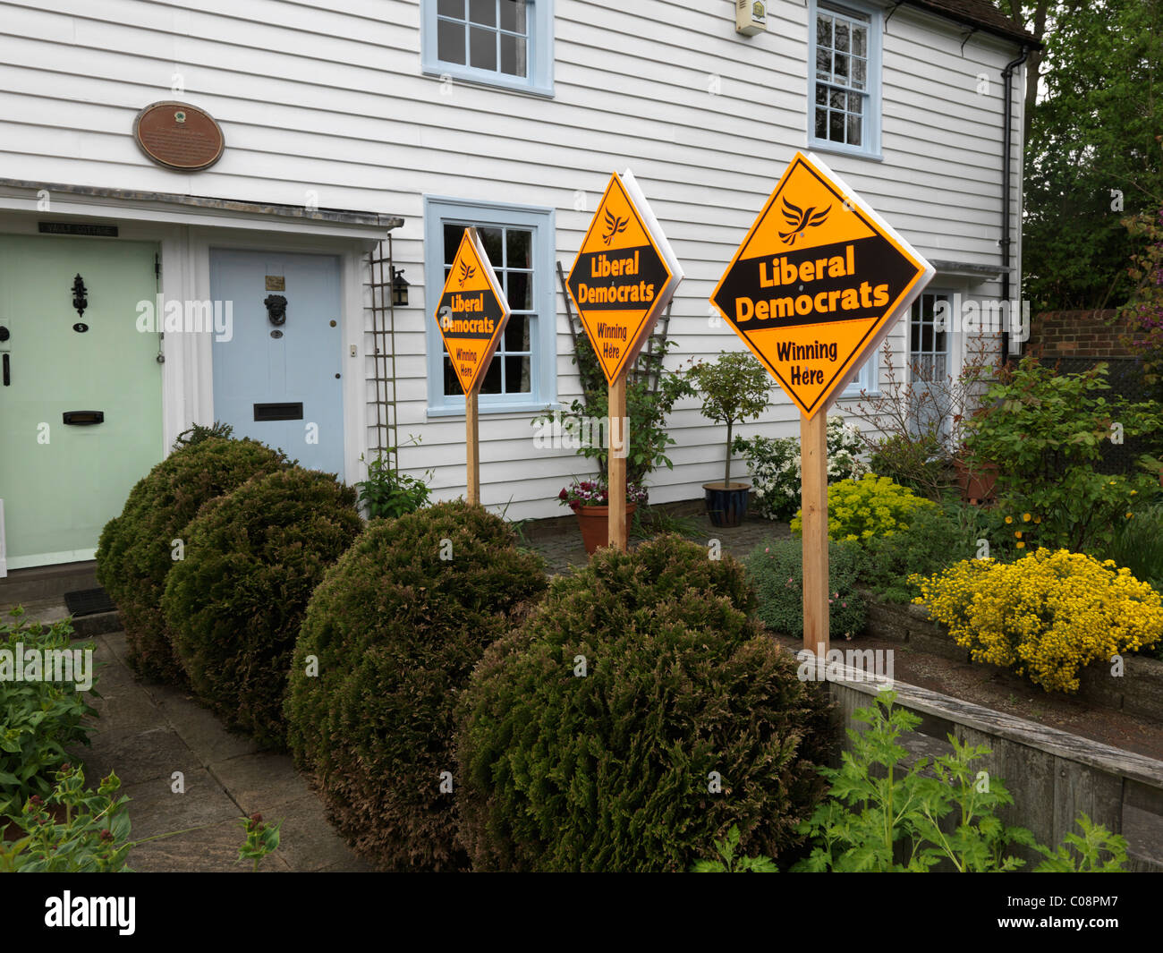 Surrey Cheam Angleterre libéraux-démocrates signes en jardin à l'extérieur de la maison sont montés à bord de temps en temps d'élections Mai 2010 Banque D'Images