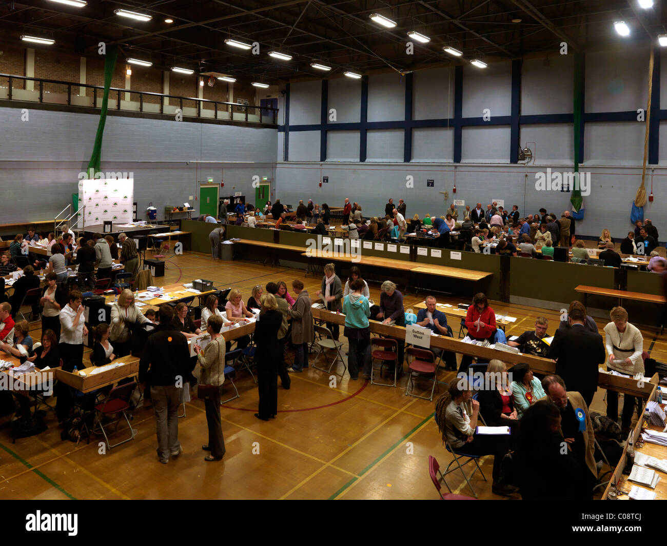 Comptabilisation des voix après les élections générales de mai 2010, Westcroft Leisure Centre Surrey England Banque D'Images
