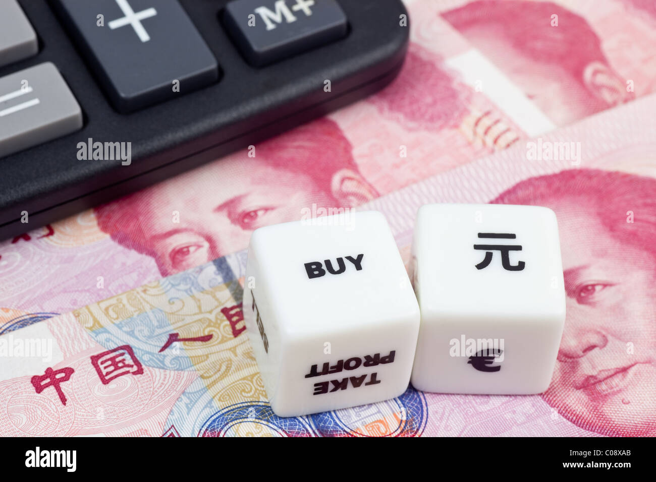 Monnaie chinoise avec la calculatrice et les dés Banque D'Images