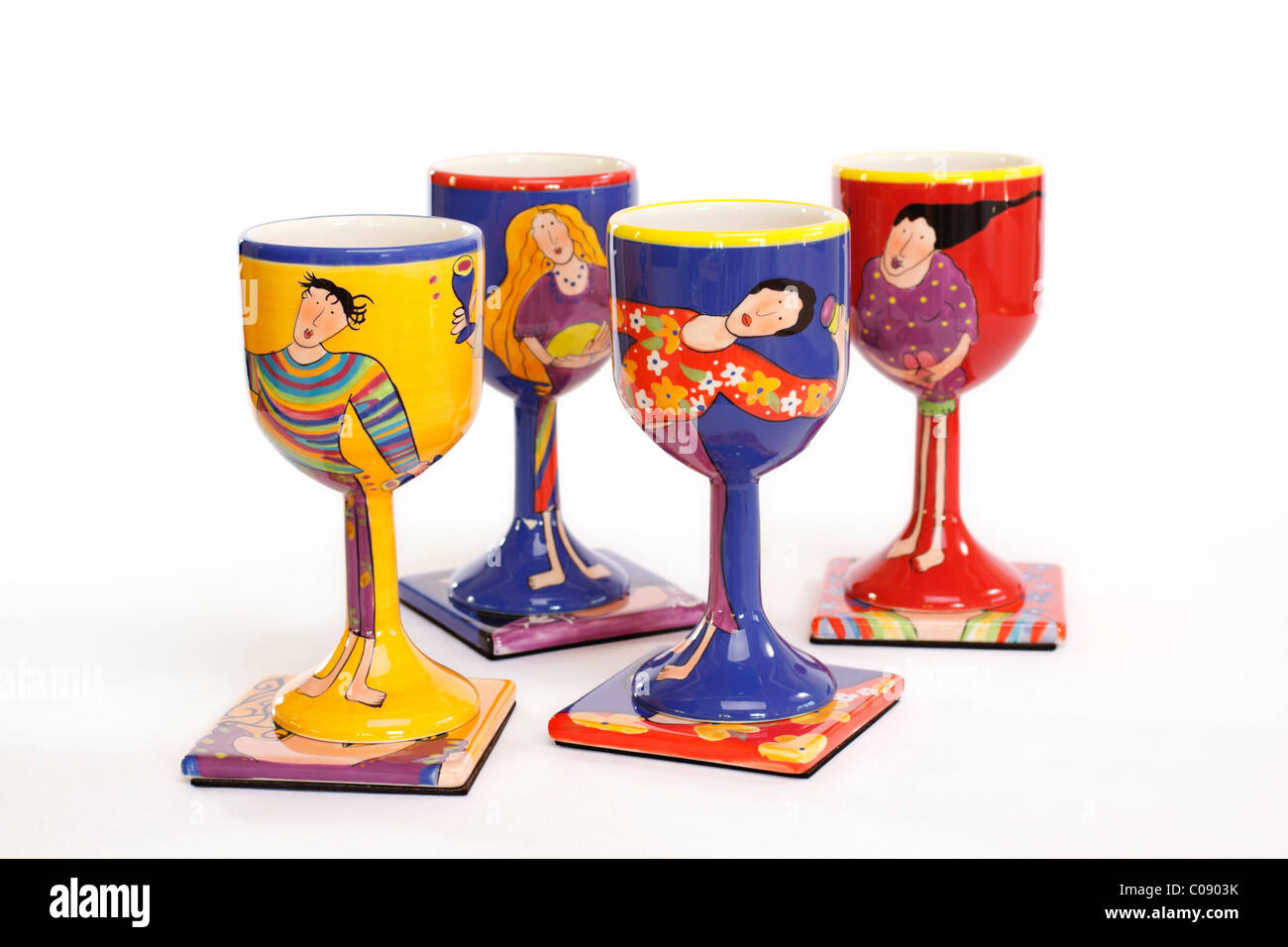 Quatre gobelets en porcelaine peinte à la main sur des sous-verres avec servantes. Isolées. Banque D'Images