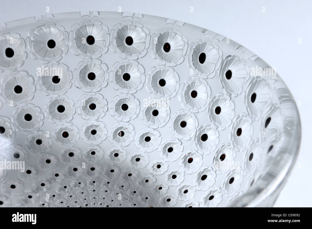 Détail d'un Laliqe français René 10 cm diam. Bol, 'Nemours', deepley moulés avec daisy stylisé de fleurs. Banque D'Images