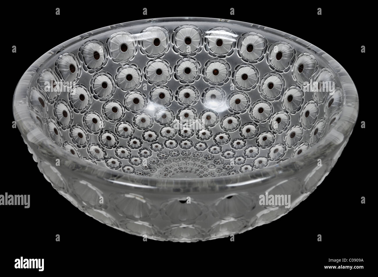 Un Laliqe français René 10 cm diam. Bol, 'Nemours', deepley moulés avec daisy stylisé de fleurs. Banque D'Images