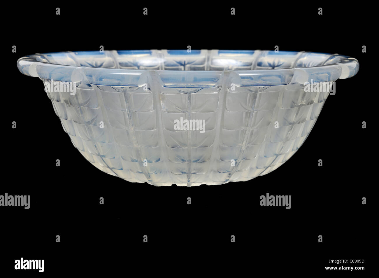 Un bol en verre opalescent par René Lalique, France, moulées avec un motif stylisé du blé. René Lalique période. Banque D'Images