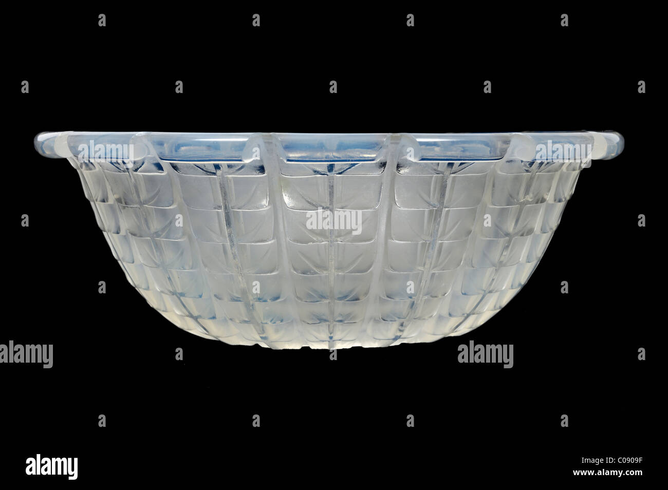 Un bol en verre opalescent par René Lalique, France, moulées avec un motif stylisé du blé. René Lalique période. Banque D'Images