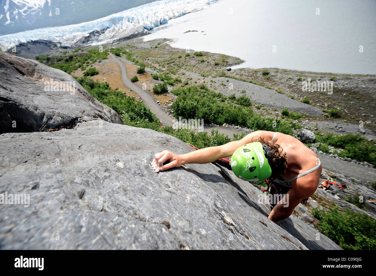 Femme de l'escalade avec Spencer Glacier dans l'arrière-plan, la Forêt Nationale de Chugach, péninsule de Kenai, Southcentral Alaska Banque D'Images