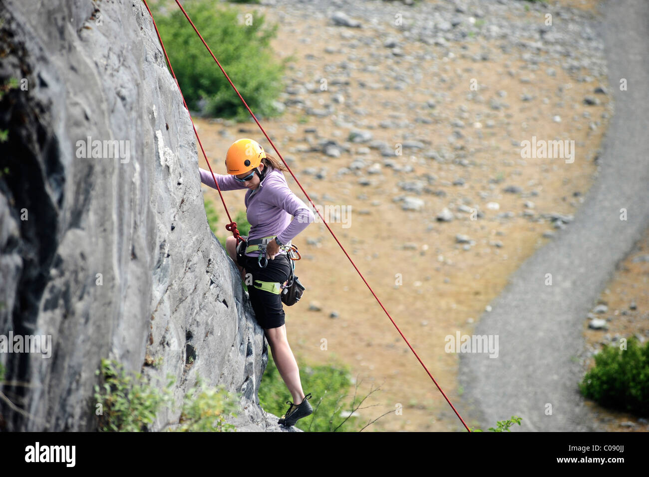 Femme de l'escalade près de Spencer Glacier dans la Chugach National Forest, péninsule de Kenai, Southcentral Alaska, l'été Banque D'Images