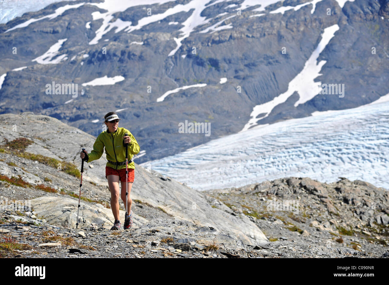 Randonnée femme dans le glacier Exit Harding Icefield, Kenai Fjords National Park, péninsule de Kenai, Southcentral Alaska Banque D'Images