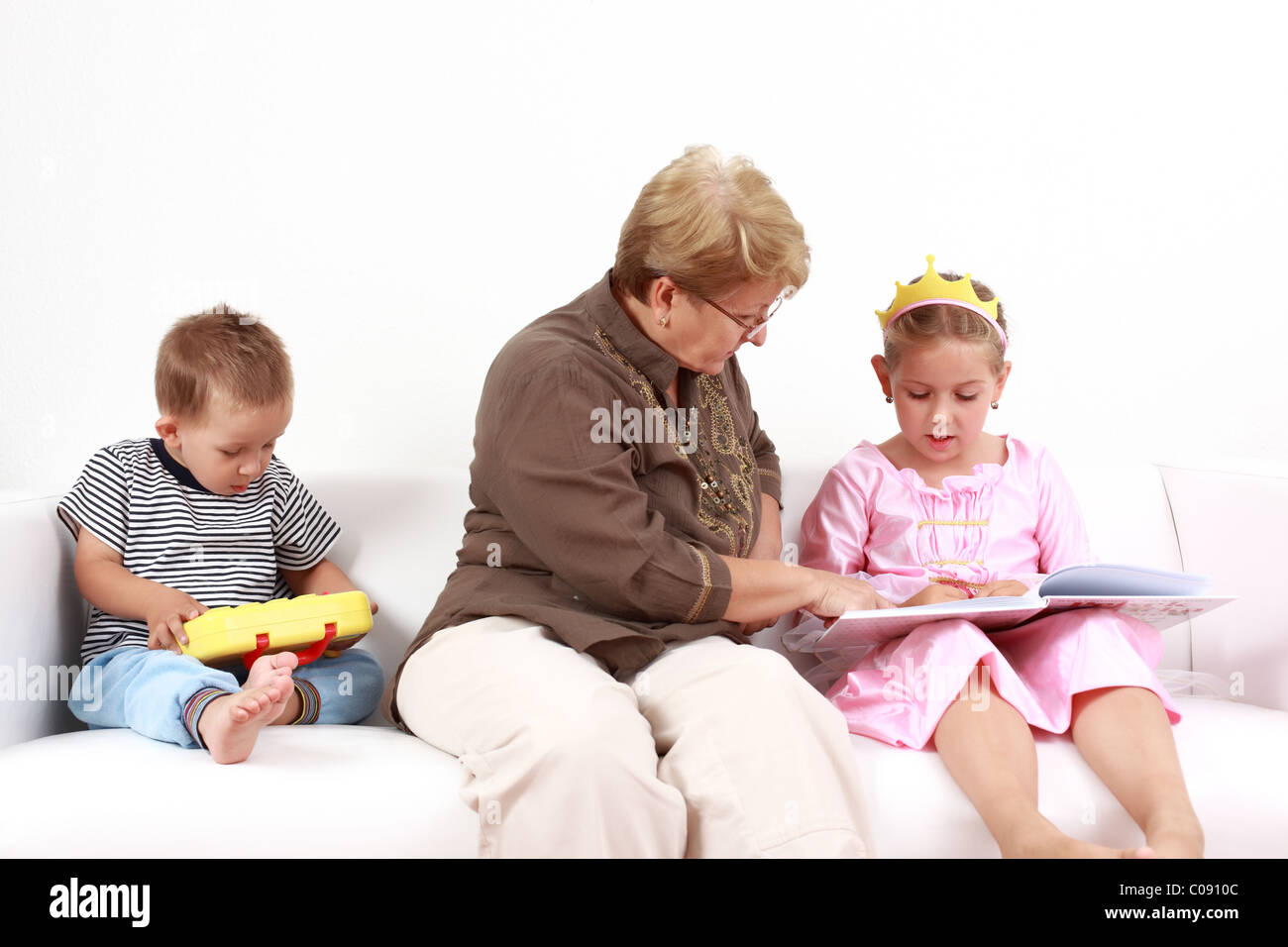 Grand Mere Fille Aider Par La Lecture Et Jouer Avec Bebe Photo Stock Alamy Grand Mere Fille Aider Par La Lecture Et Jouer Avec Bebe Photo Stock Alamy