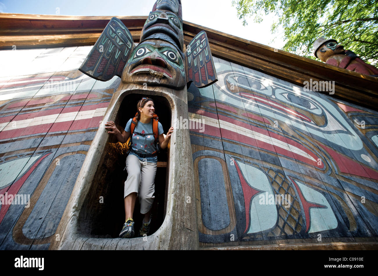 Femme explore le clan chez Totem Bight State Historical Park près de Ketchikan, Alaska du Sud-Est, l'été Banque D'Images