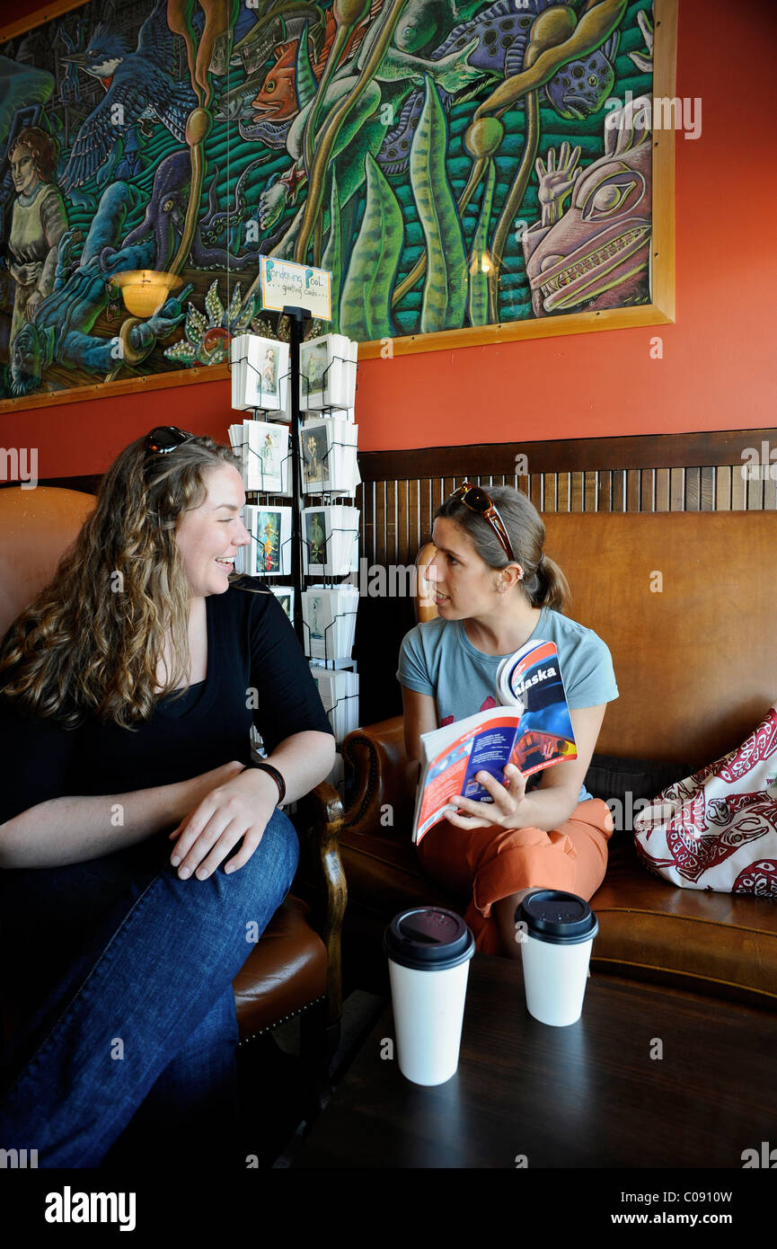 Deux femmes consulter un guide de l'Alaska pendant la visite Creek Street, Ketchikan, Alaska du Sud-Est, l'été Banque D'Images