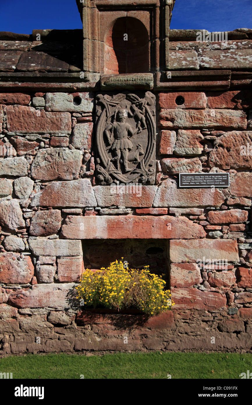 Le grand jardin clos, Conakry, Château près de Brechin, Angus, Scotland, avec l'une des boîtes à fleurs et des panneaux sculptés Banque D'Images