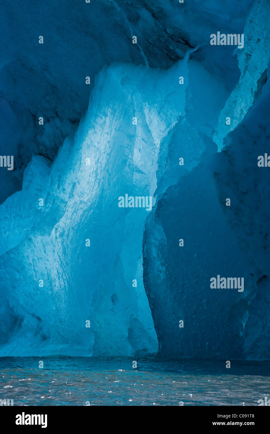 La fin de l'après-midi la lumière brille à travers terminus de Mendenhall Glacier near Juneau, Alaska Banque D'Images
