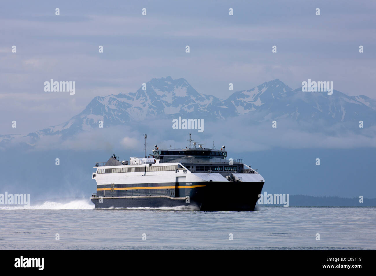 Alaska Marine Highway 'Fairweather' chefs ferry pour la côte de Sitka avec montagnes au loin, Inisde Passage, Alaska Banque D'Images