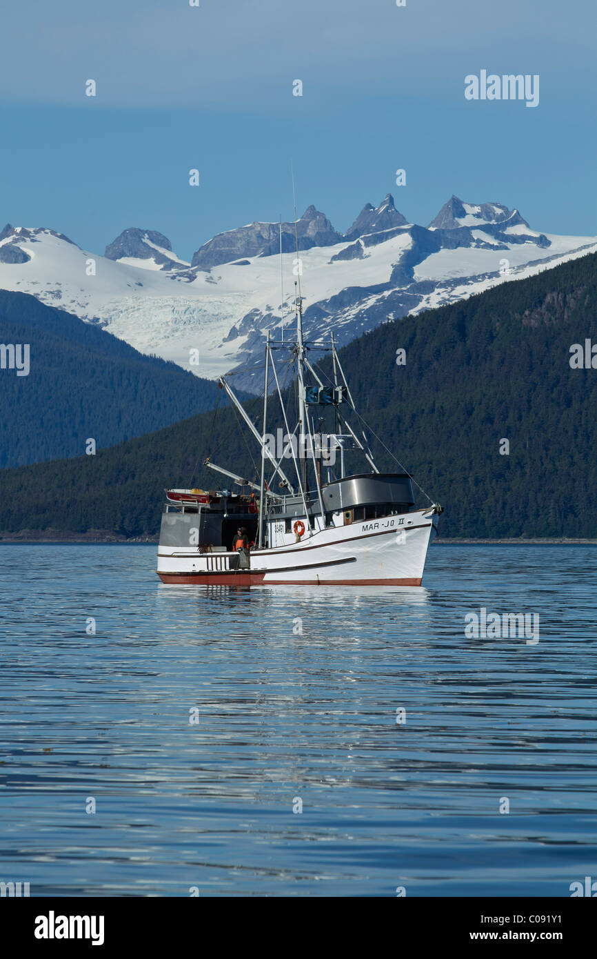 Une longue chemise (navire de pêche commerciale), Lynn Canal, le passage de l'intérieur, la Forêt Nationale Tongass, Alaska Banque D'Images