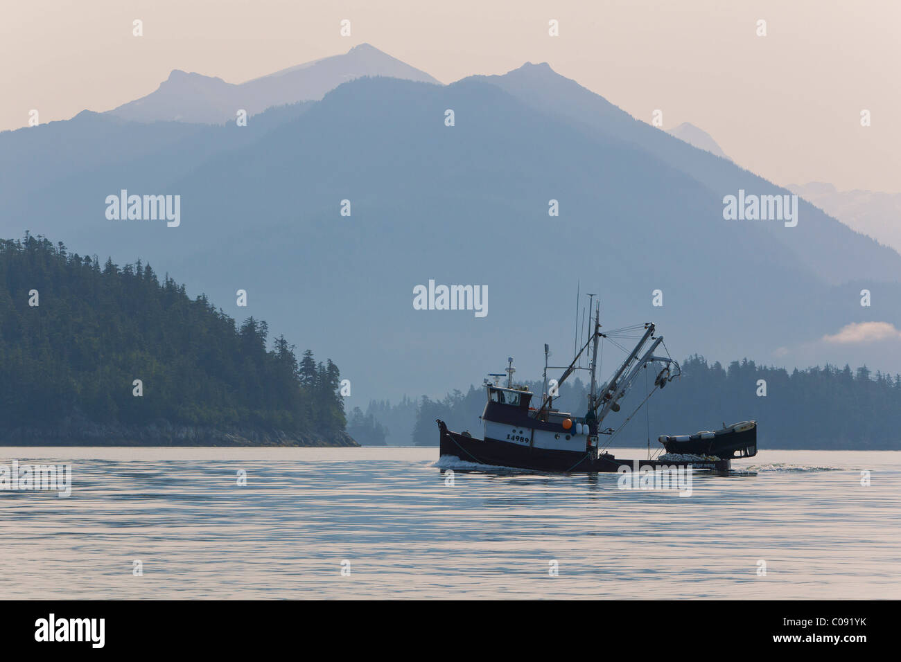 Un senneur de pêche commerciale dans la région de Frederick Sound et Stephens, Passage, le passage de l'intérieur, la Forêt Nationale Tongass, Alaska Banque D'Images