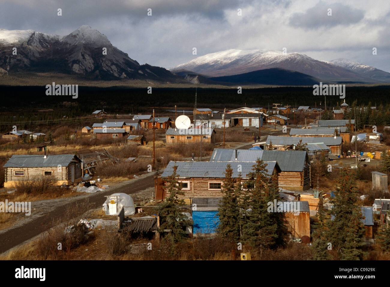 Vue sur les maisons de Village de l'Arctique le long de la rivière Chandalar avec Brooks Range dans l'arrière-plan, de l'Arctique en Alaska, automne Banque D'Images