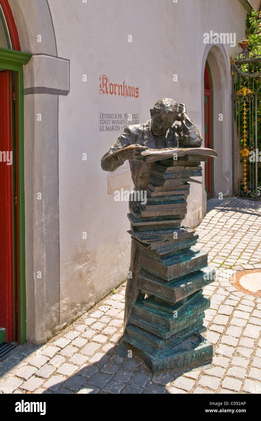 Der Wahrheitssucher ou la vérité, sculpture en bronze grandeur nature par Gisela Steimle en face de l'immeuble avec Kornhaus Banque D'Images