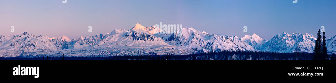 Vue panoramique des sommets nord et sud du Mt. McKinley et la chaîne de l'Alaska avec dawn alpenglow, Denali State Park, Alaska Banque D'Images