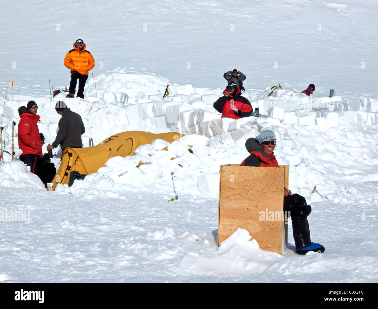 Grimpeur femelle utilise les latrines du camp, trois sur le contrefort Ouest, Route Glacier Kahiltna sur Mt. McKinley, Denali National Park Banque D'Images