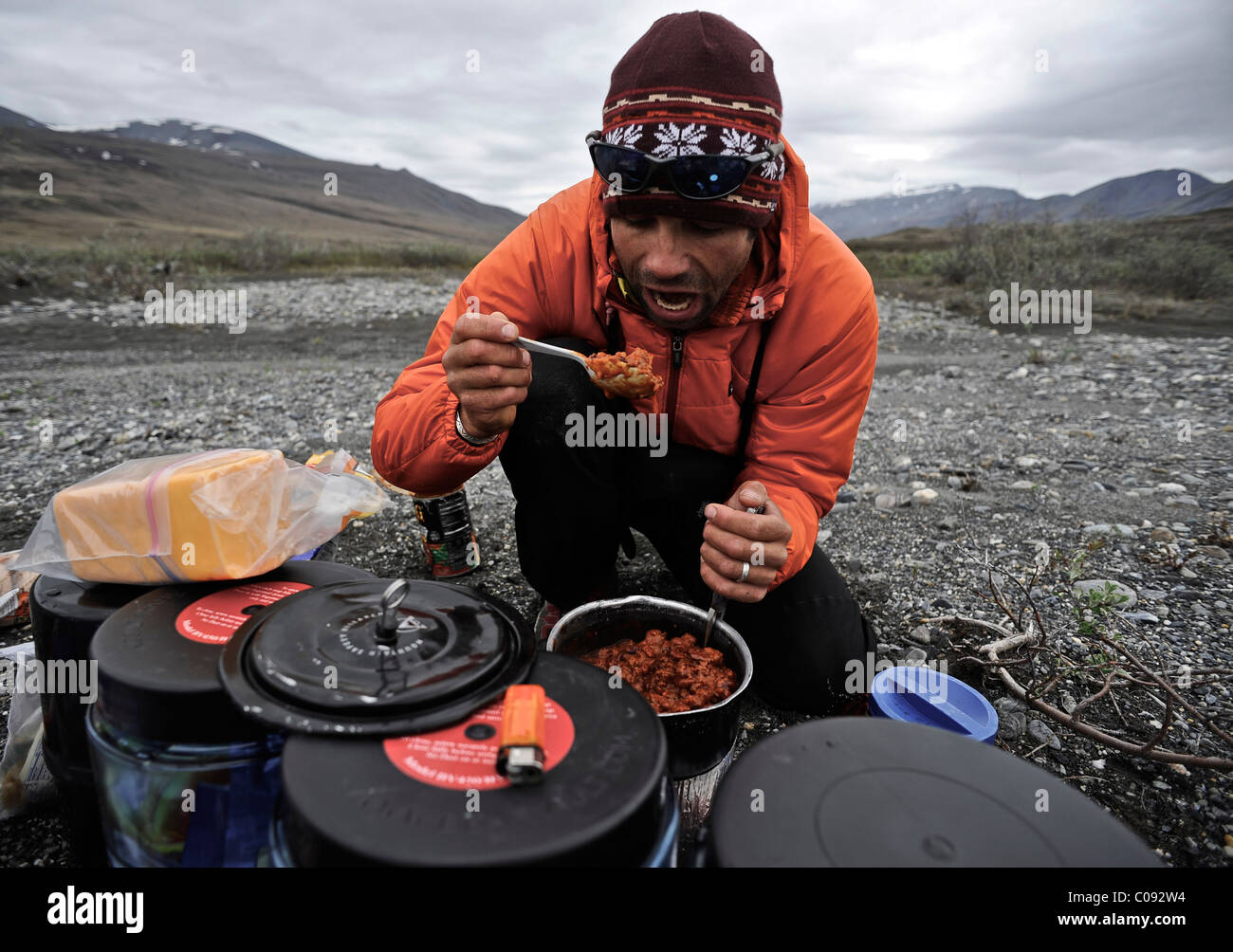 Backpacker prépare la nourriture camp de base le long de la rivière Hulahula, Brooks, RFNA, Arctic Alaska, l'été Banque D'Images