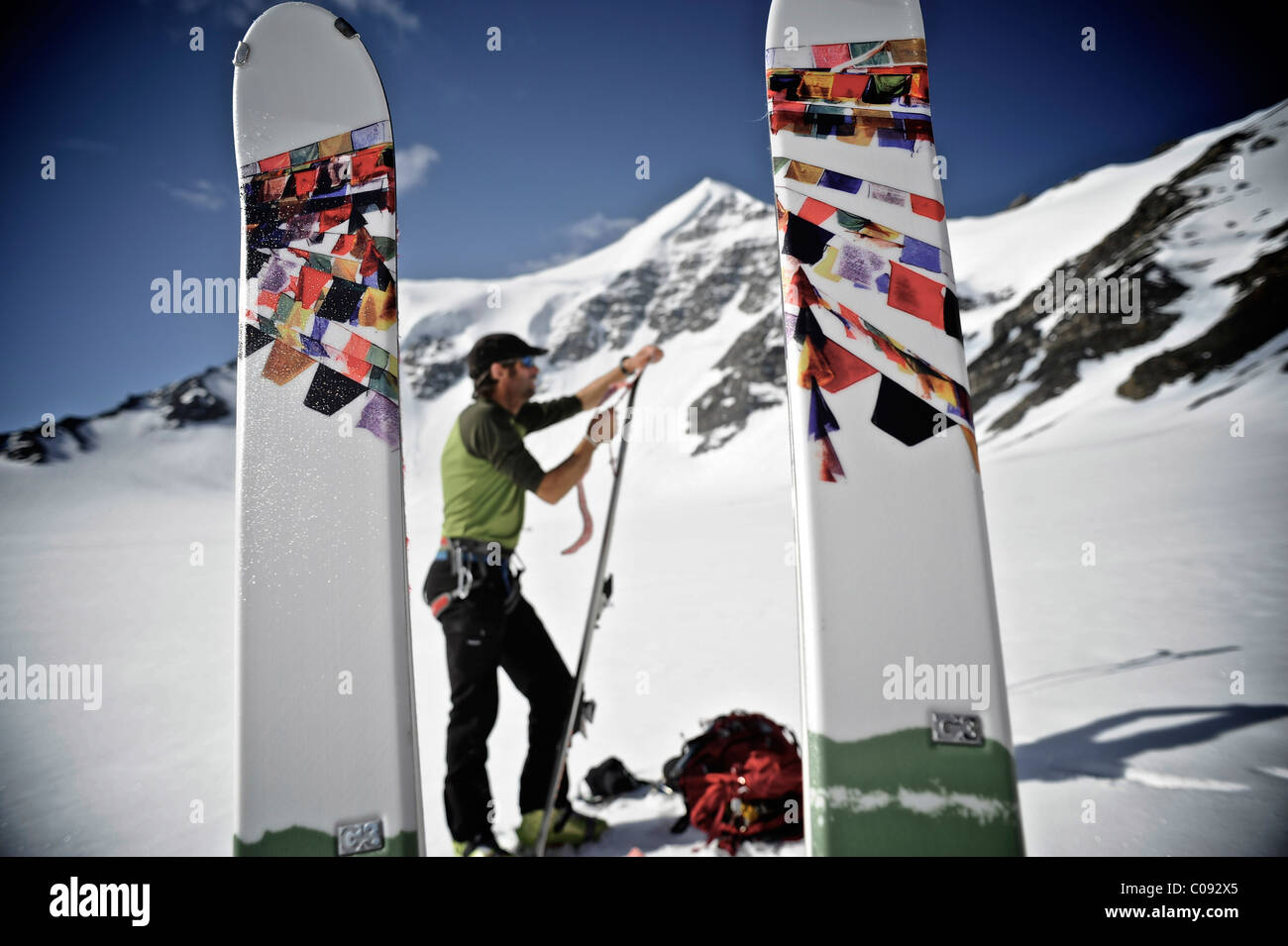 La skieuse de l'arrière-pays prépare des skis pour la descente de la face nord de Mt. Chamberlin, Brooks, RFNA, Arctic Alaska, l'été Banque D'Images