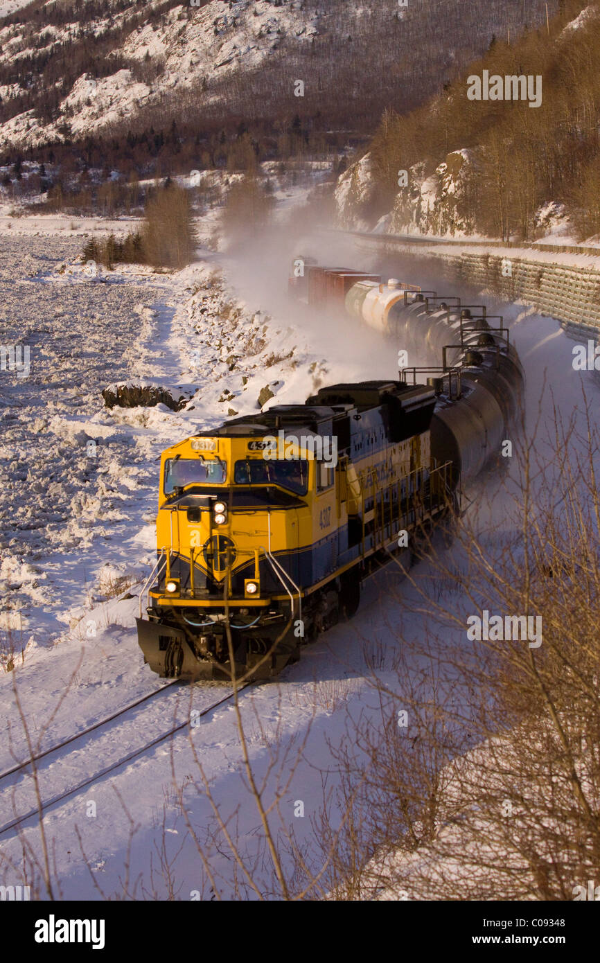 Un train de marchandises du chemin de fer de l'Alaska voyages le long de la Seward Highway et de Turnagain Arm, Southcentral Alaska, Winter Banque D'Images