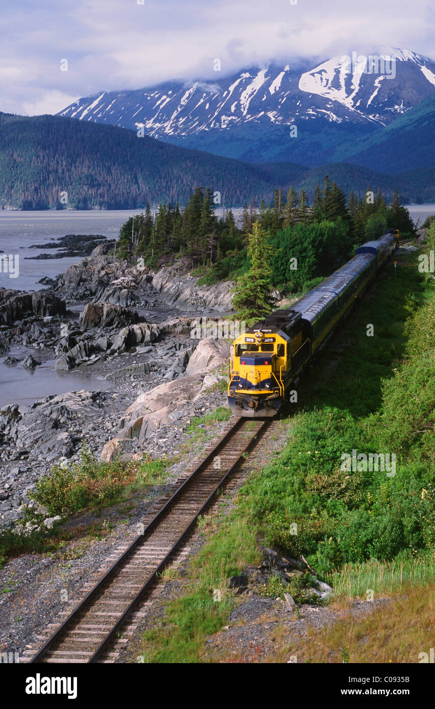 Vue depuis l'autoroute de Seward Alaska Railroad un train de voyageurs près de Point d'oiseaux le long de Turnagain Arm, Southcentral Alaska Banque D'Images