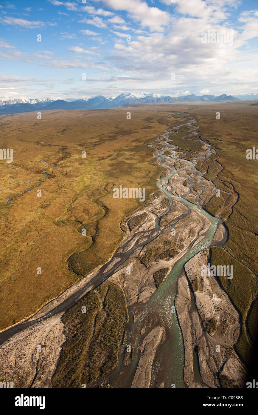 Vue aérienne de la rivière Okpilak dans la plaine côtière de l'Arctic National Wildlife Refuge, de l'Arctique en Alaska, l'été Banque D'Images