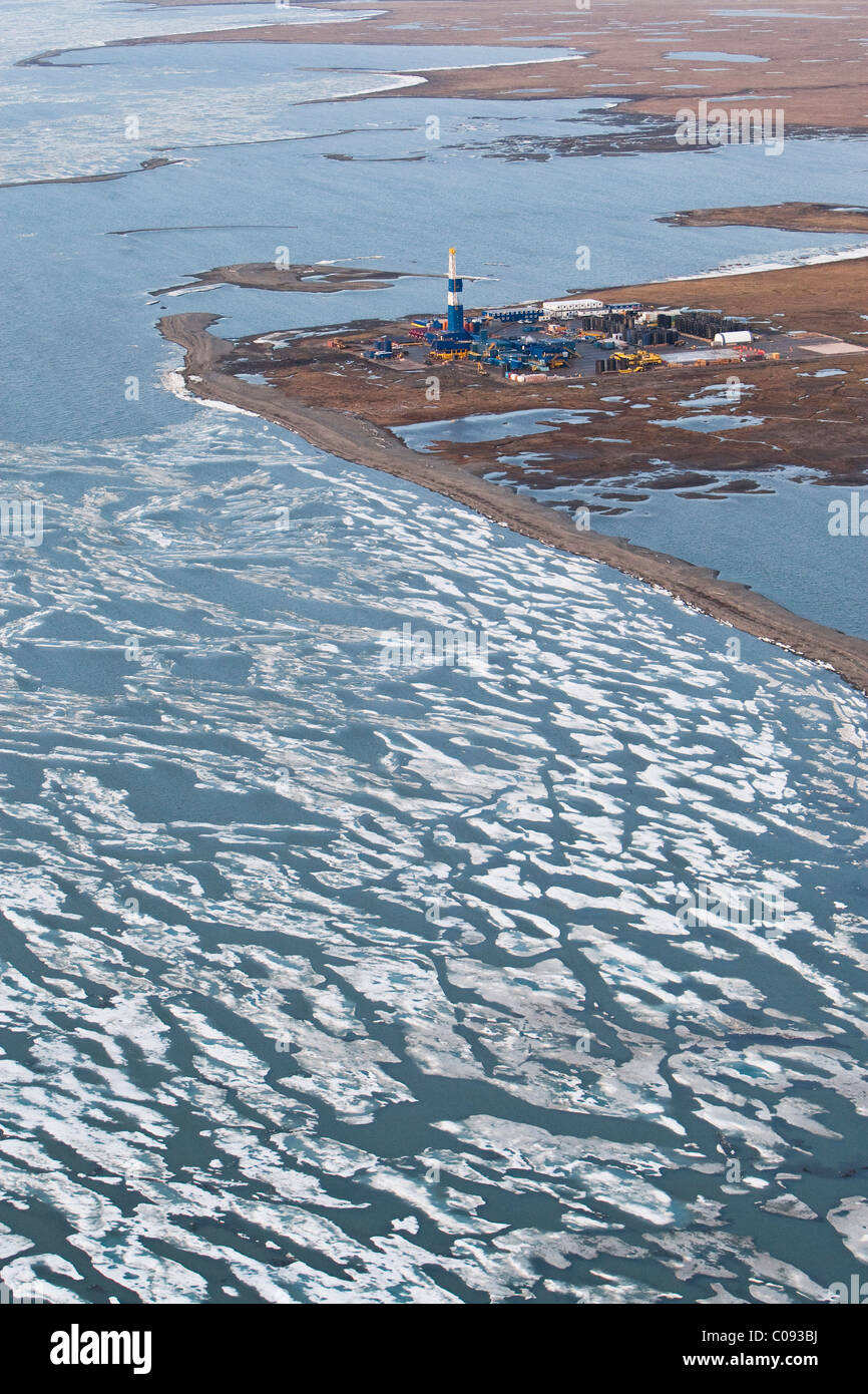 Vue aérienne d'une plate-forme de forage de puits de pétrole dans la toundra au bord de la mer de Beaufort, Alaska arctique, l'été Banque D'Images