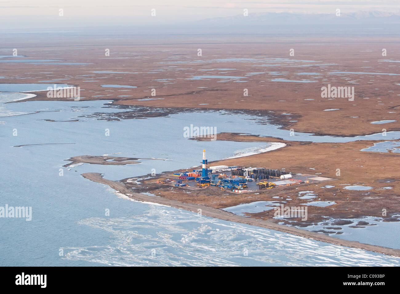 Vue aérienne d'une plate-forme de forage de puits de pétrole dans la toundra au bord de la mer de Beaufort, Alaska arctique, l'été Banque D'Images