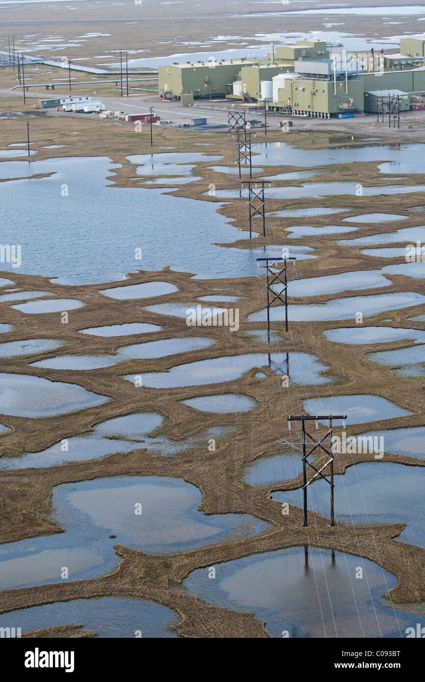 Vue aérienne de lignes de transmission électrique sur tundra conduisant à une structure de développement de l'huile dans la baie Prudhoe, en Alaska Banque D'Images