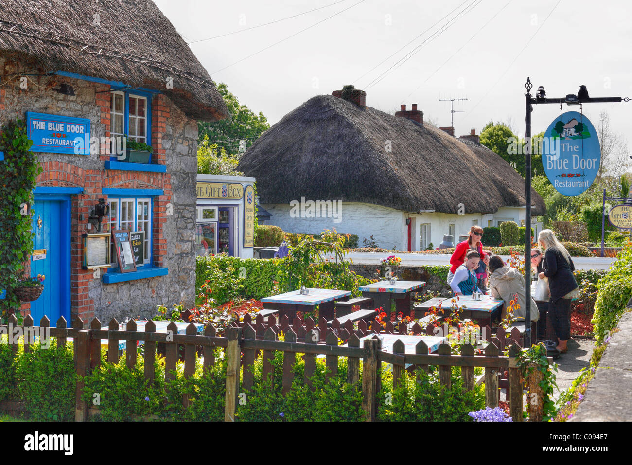 Le restaurant Blue Door, maisons au toit de chaume, Adare, comté de Limerick, Irlande, Îles britanniques, Europa Banque D'Images