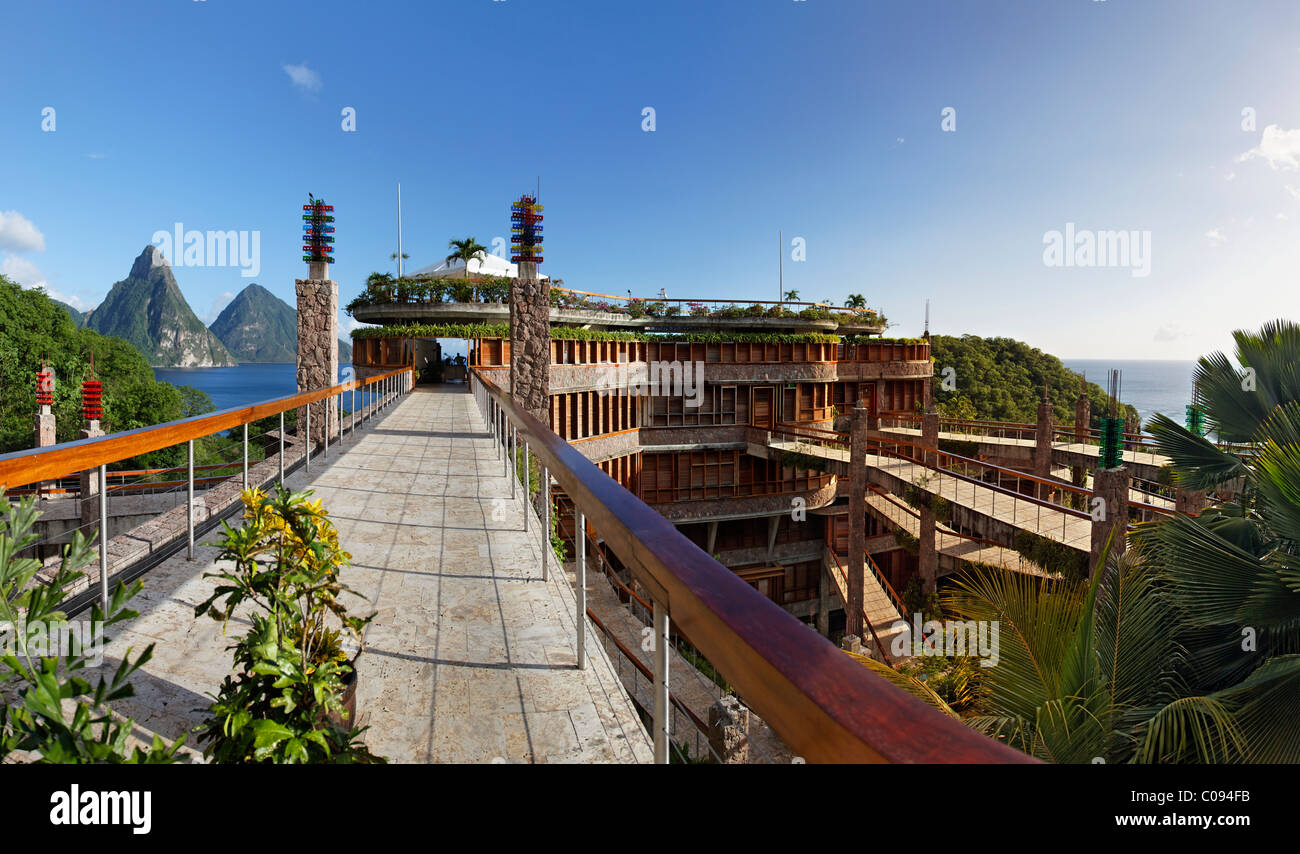 Pont pour restaurant, Pitons des montagnes, la montagne de Jade Luxury hotel, Saint Lucia, îles du Vent, Lesser Antilles, Caribbean Banque D'Images