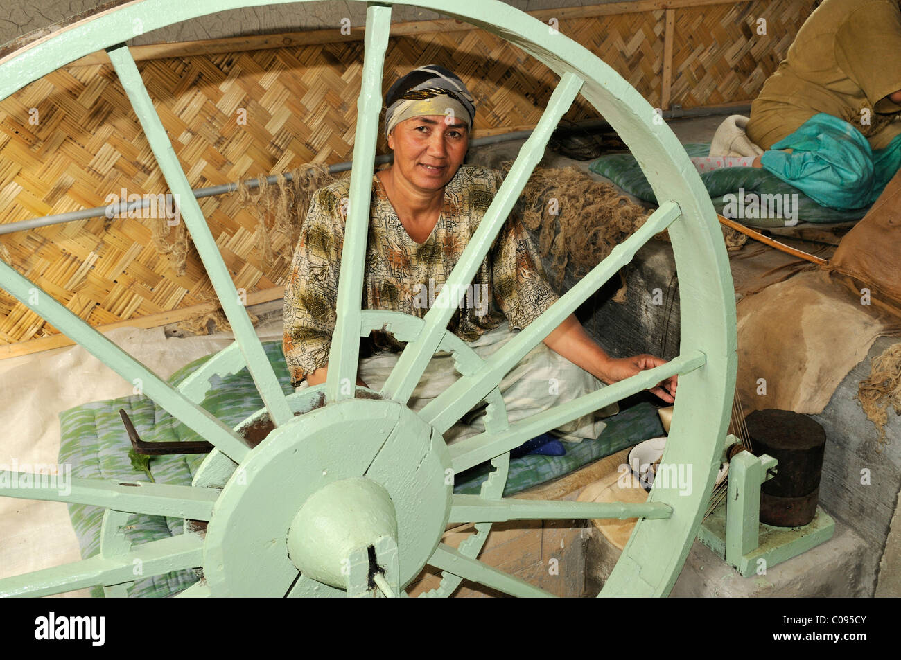 La production de soie, fils de soie de filature femme Usbek, Route de la soie, la vallée de Ferghana, en Ouzbékistan, l'Asie centrale Banque D'Images