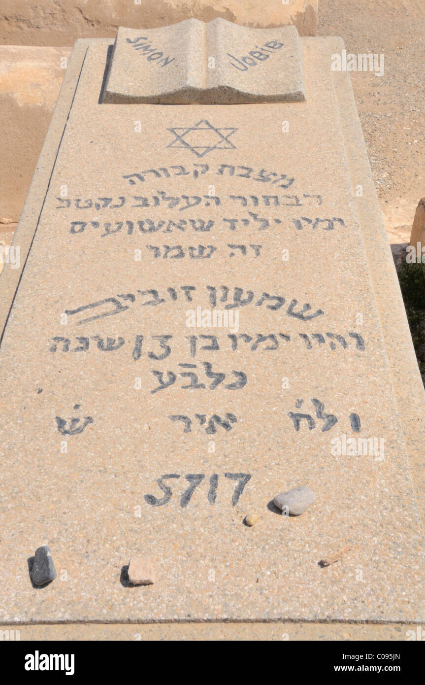 Pierre tombale avec étoile de David, vieux cimetière juif à Marrakech, Maroc, Afrique Banque D'Images
