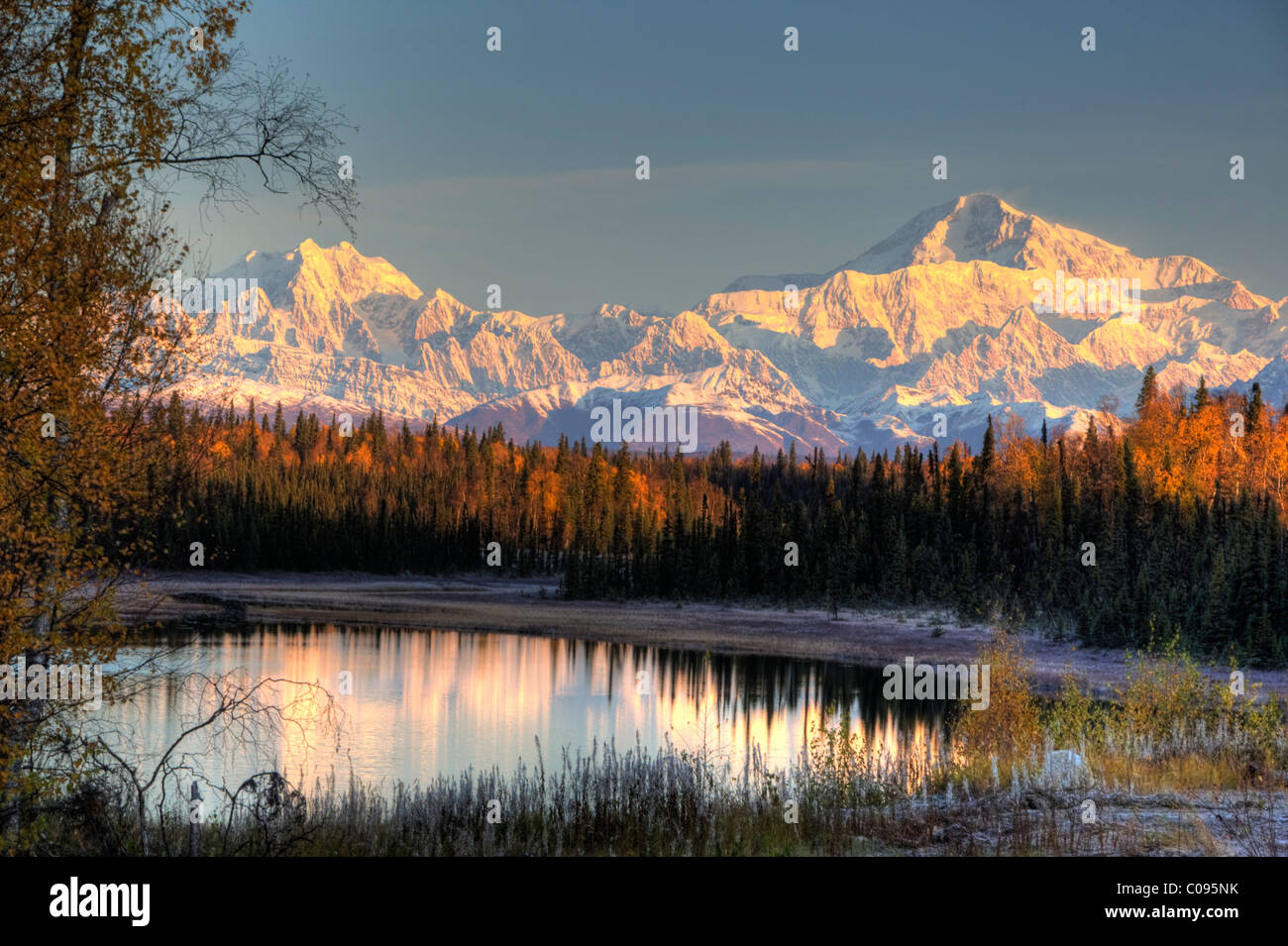 Avis de Southside Mont McKinley et le mont Hunter au lever du soleil avec petit lac en premier plan, Southcentral Alaska, image HDR Banque D'Images
