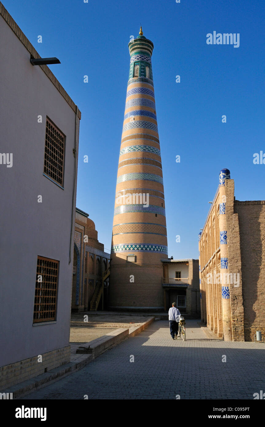 L'Islam Khodja ou Islom Xoja minaret dans la ville de Khiva adobe historique, Chiva, Ichan Kala, Route de la Soie au patrimoine mondial de l'Unesco Banque D'Images